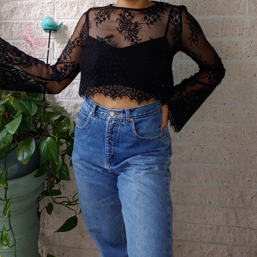 LACE GUESS CROP TOP
